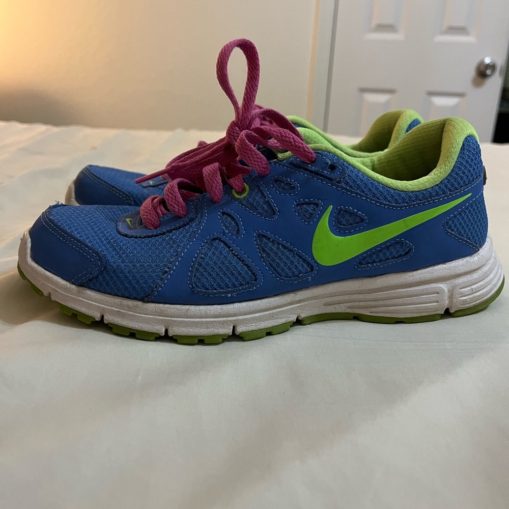 Women’s Nike Tennis shoes Revolution 2 size 7
